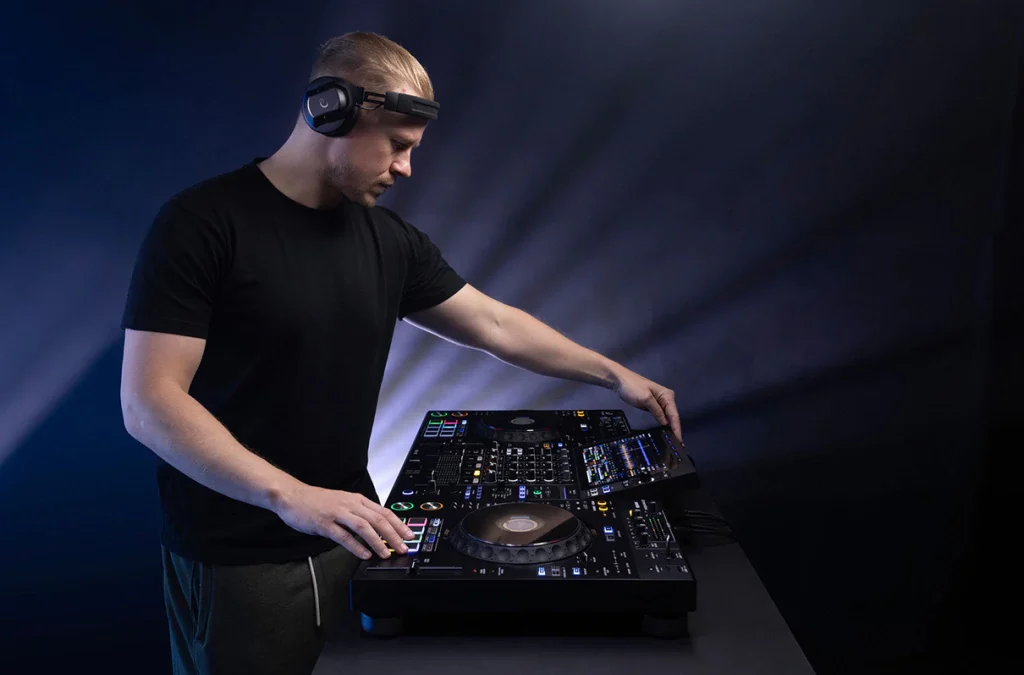 Banda en vivo vs DJ: cuándo conviene cada uno según el tipo de evento
